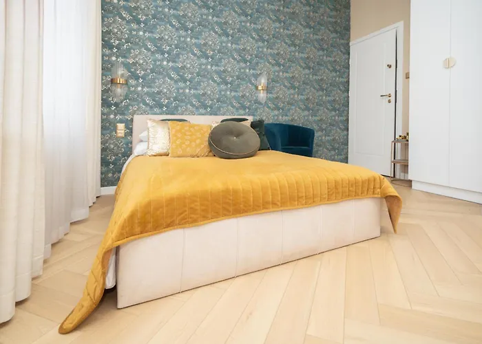 Gold Apartments Jacuzzi Room
