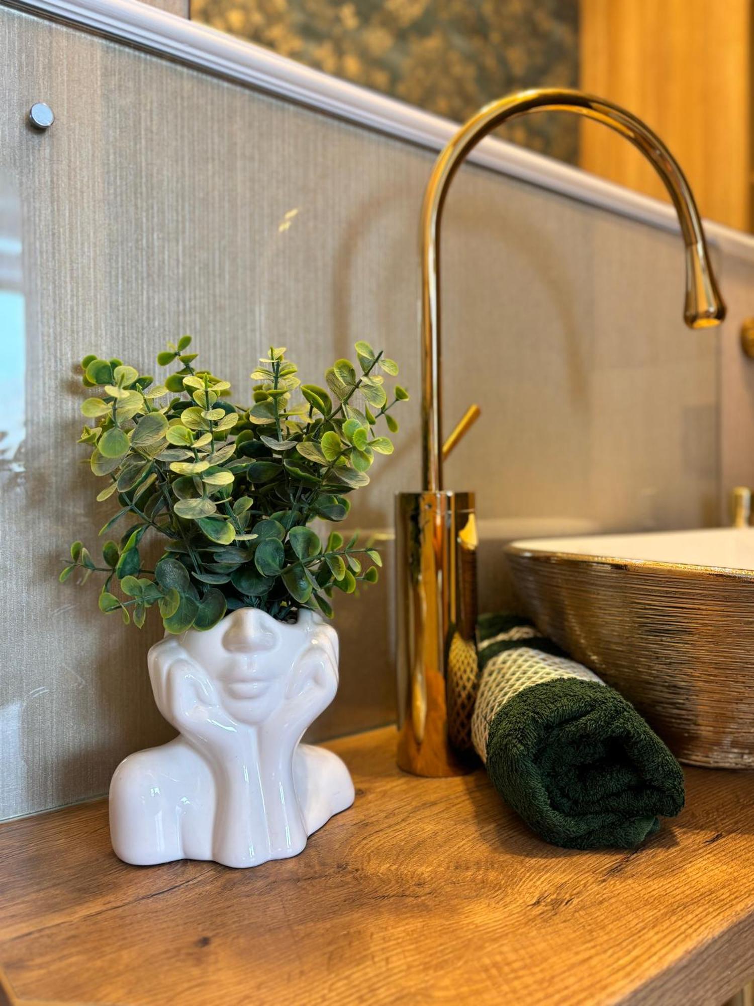 Gold Jacuzzi Apartment *
