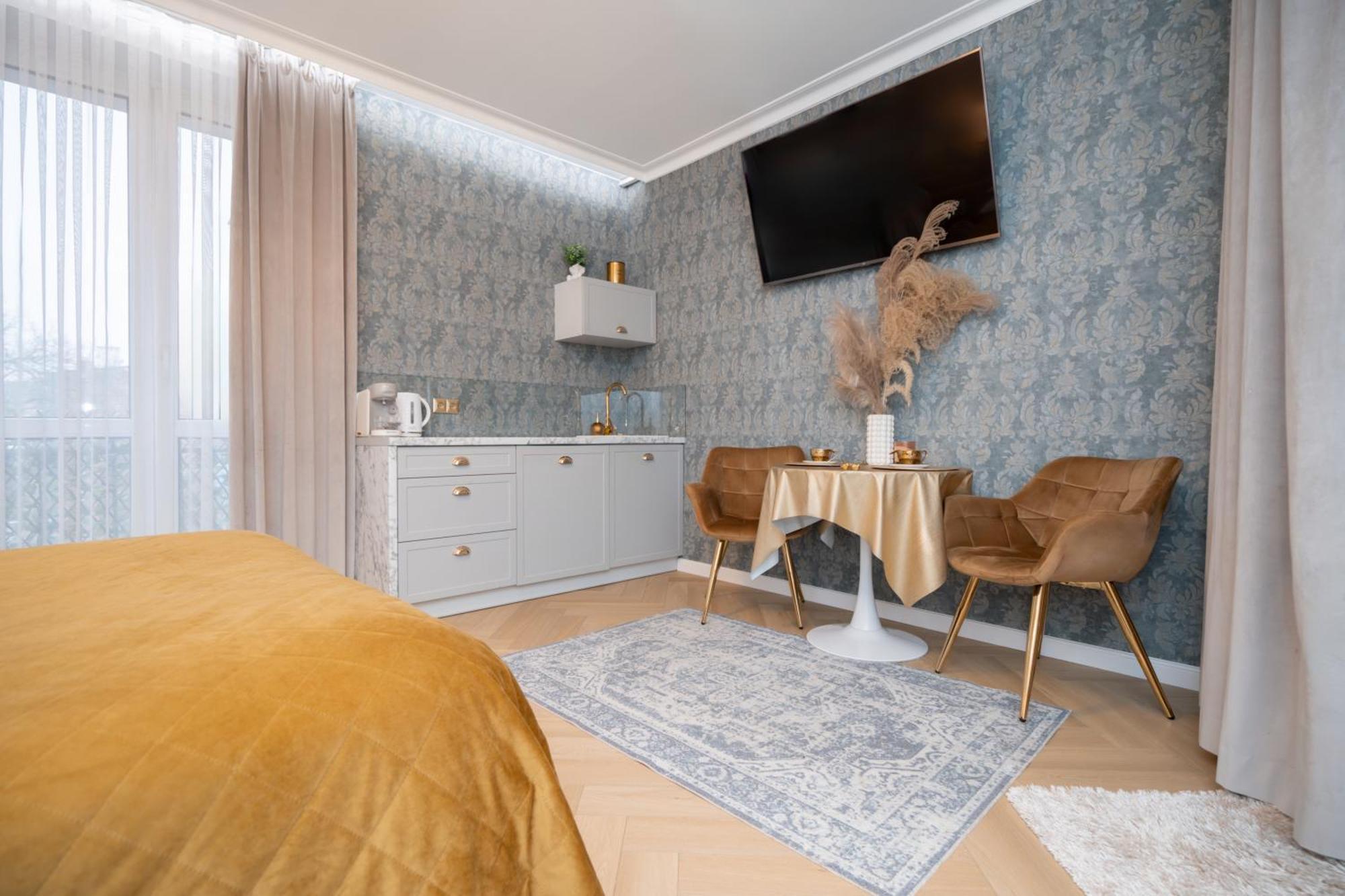 Gold Jacuzzi Apartment *