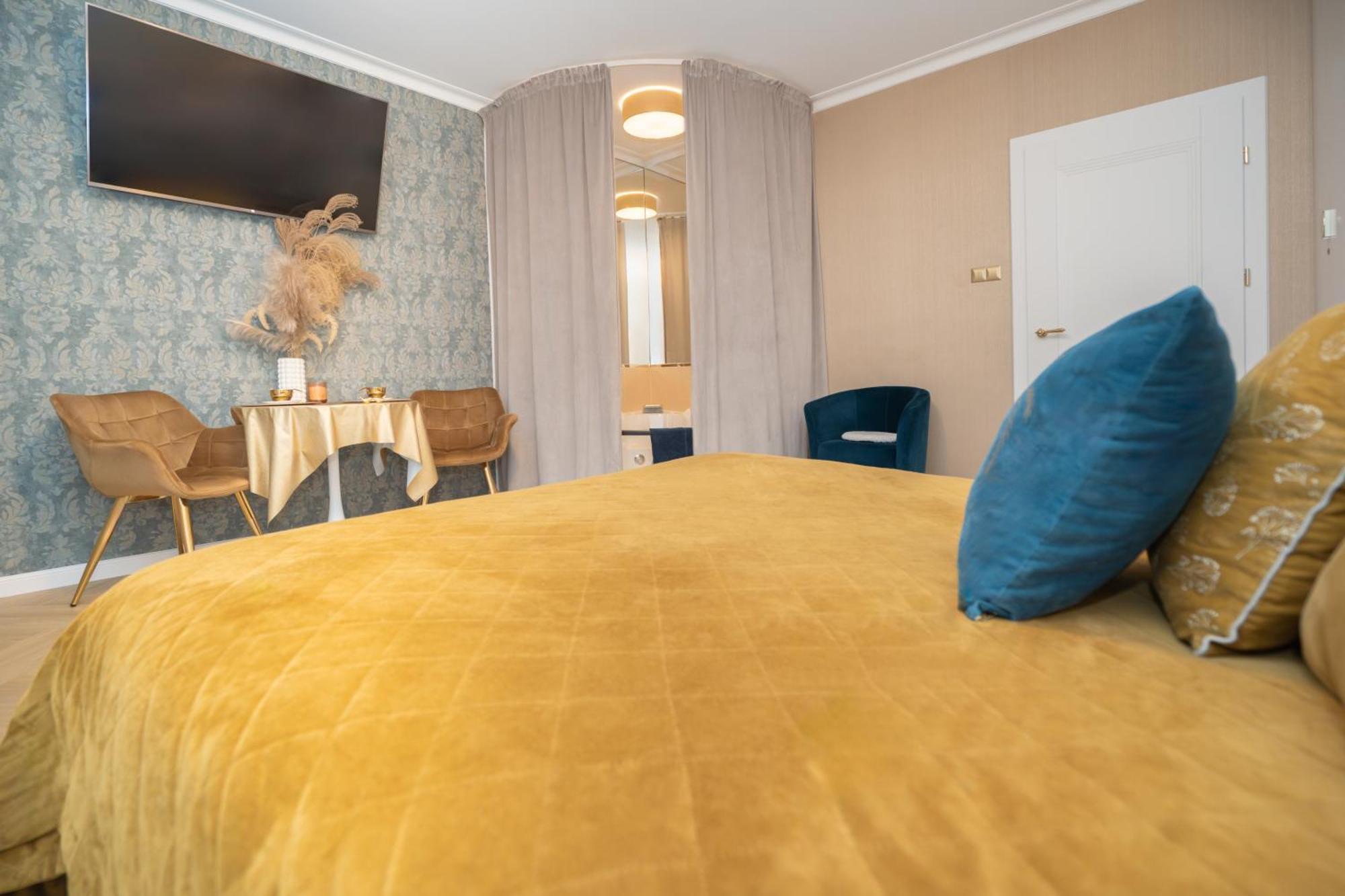 Apartment Gold Jacuzzi