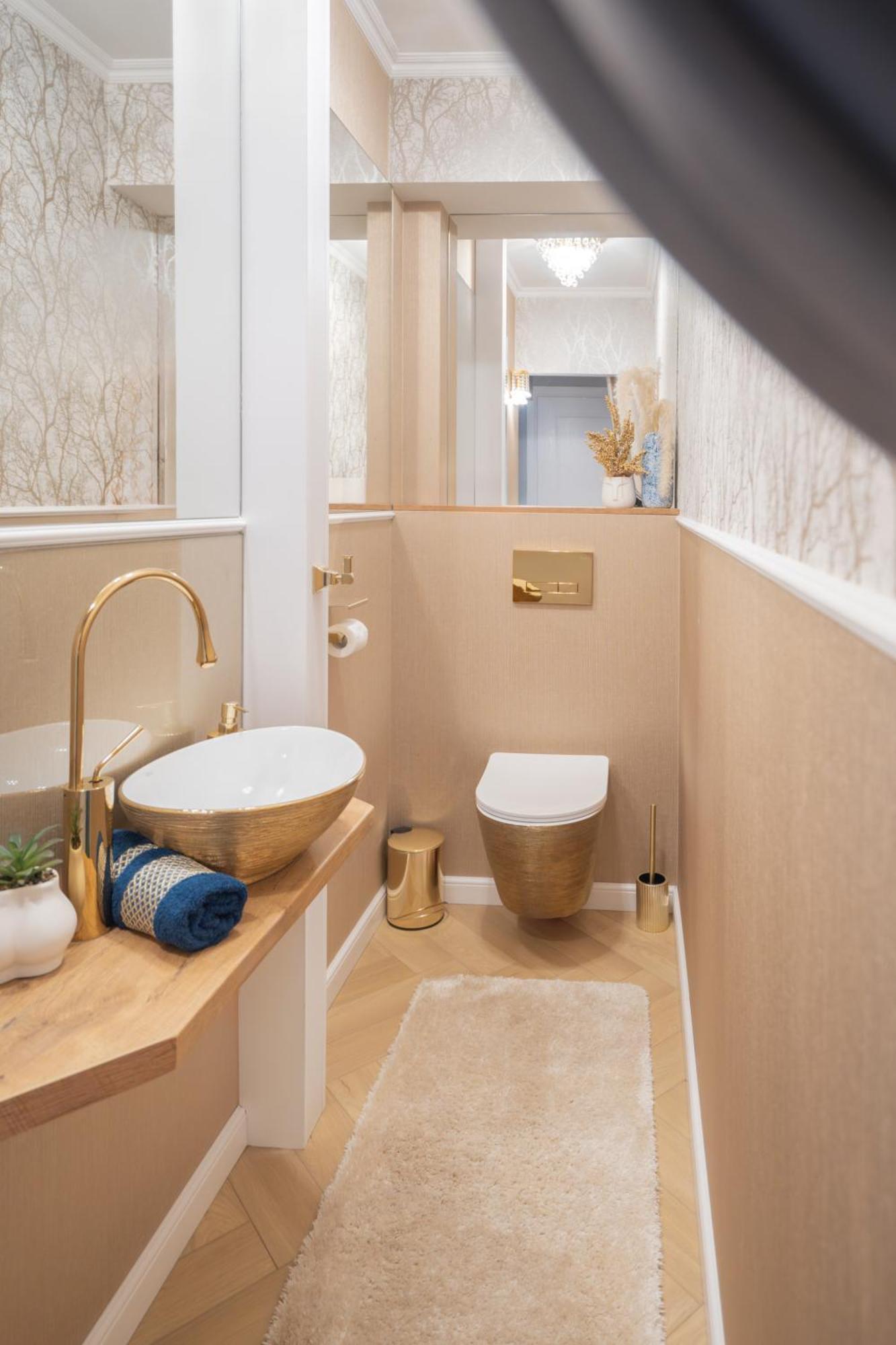 Gold Jacuzzi Apartment *